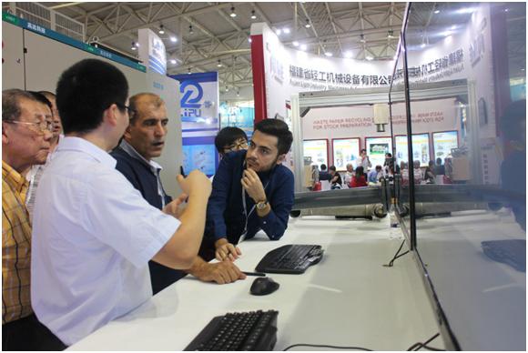 中国国际造纸科技展览会-国外客户在交流中