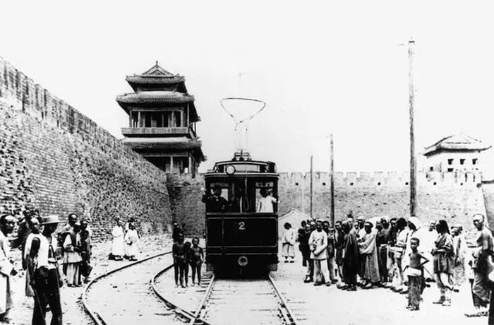 1900年“义和团运动”拆除了1899年西门子在北京马家堡承建中国第一条有轨电车线路，1924年又重开通时的情景.jpg
