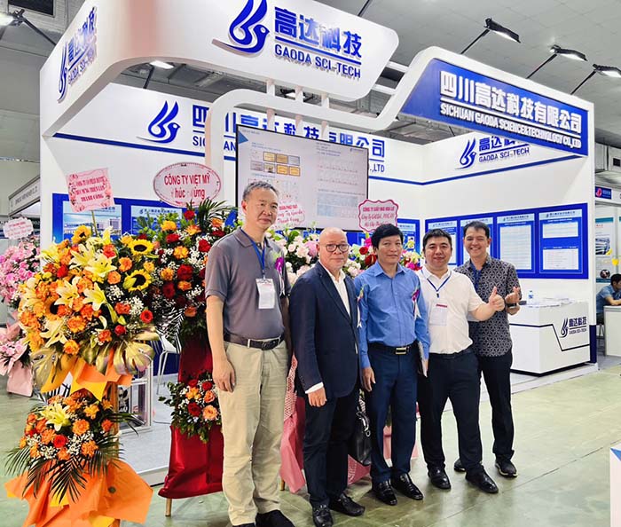 高达科技领导与越南造纸协会、纸业领导等在高达科技展台前留影1.jpg