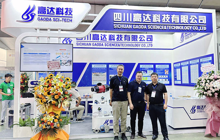 高达科技领导与越南造纸协会、纸业领导等在高达科技展台前留影2.jpg