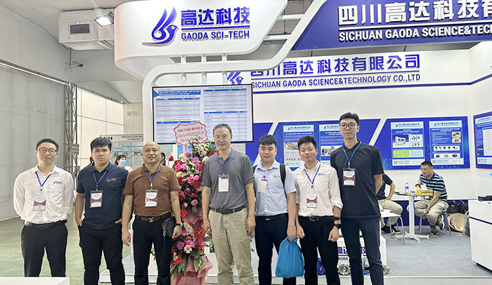 高达科技领导与越南造纸协会、纸业领导等在高达科技展台前留影3.jpg