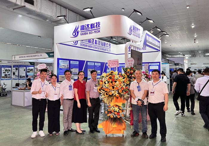 高达科技领导与越南造纸协会、纸业领导等在高达科技展台前留影4.jpg