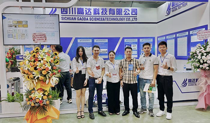 高达科技领导与越南造纸协会、纸业领导等在高达科技展台前留影6.jpg