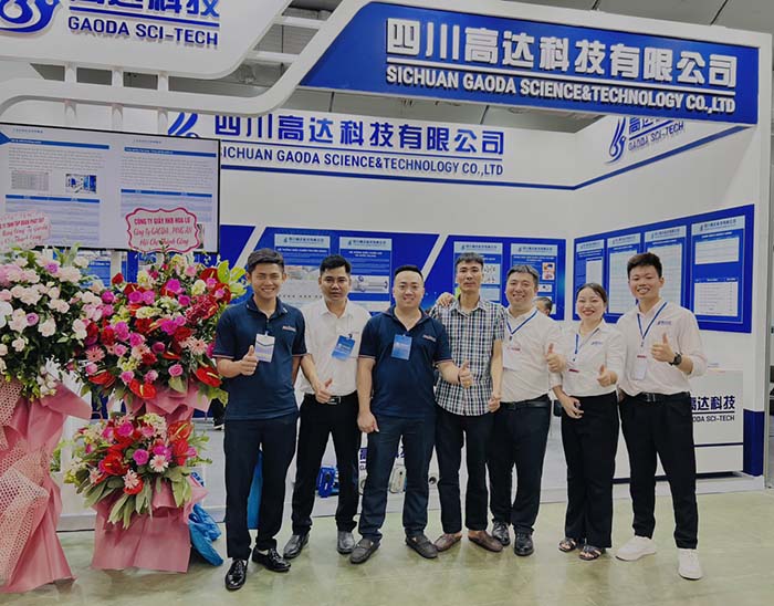高达科技领导与越南造纸协会、纸业领导等在高达科技展台前留影7.jpg