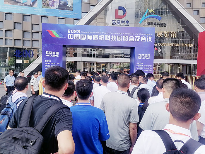 上海国际科技造纸展会前人头攒动的涌入.jpg