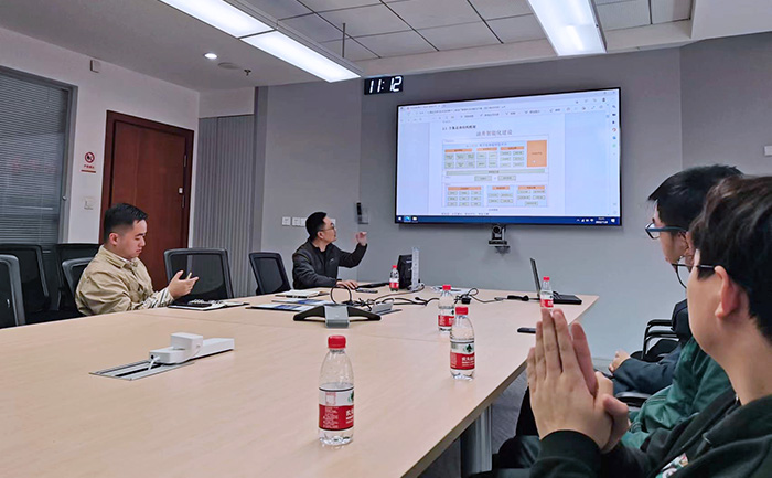 高达科技研发部陈总（左二）正给客户进行高达RTU产品技术知识的讲解.jpg