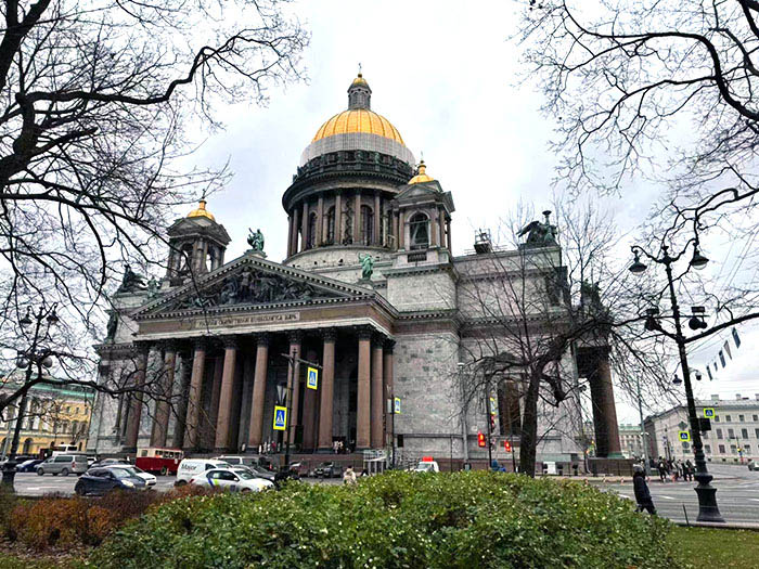 初冬室外下着小雪，世界著名圣彼得堡城的地标之一-----圣以撒大教堂吸引着来自世界各地人们.jpg