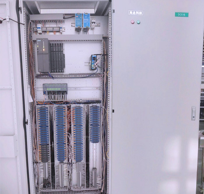 高达科技DCS系统控制柜安放在现场部分场景.jpg