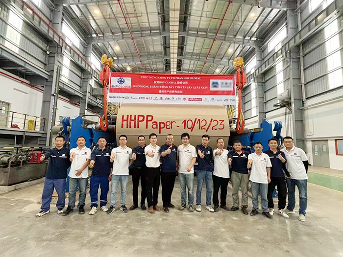 参与黄河海防纸业年产13万吨包装纸项目调试人员在投产现场.jpg